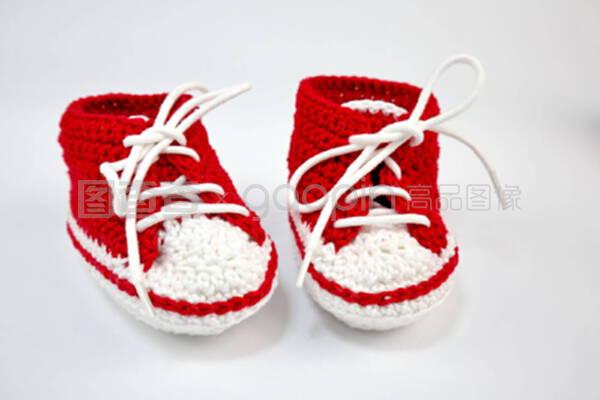 用棉制成的自钩状婴儿鞋。用白色背景隔离